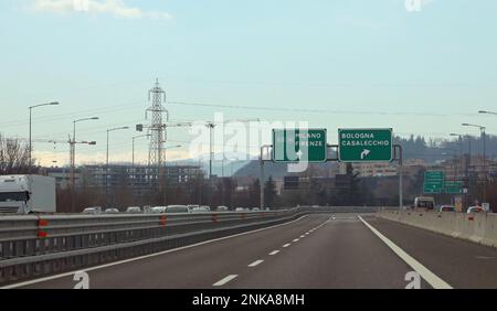 Breites italienisches Verkehrszeichen mit Namen wie Mailand, Florenz oder Bologna und Casalecchio Stockfoto