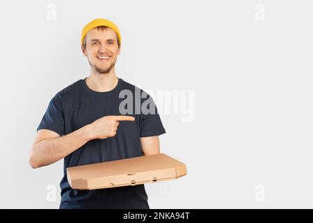 Junger Mann mit Pizzaschachtel in den Händen, Pizzalieferung Stockfoto