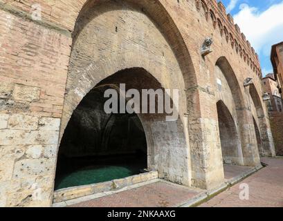 Berühmter Brunnen mit Quellwasser namens FONTEBRANDA in Siena in Mittelitalien Stockfoto