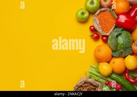 Leuchtendes Gemüse und Obst auf gelbem Hintergrund Stockfoto