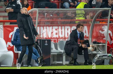 Berlin, Deutschland. 23. Februar 2023. Fußball: Europa League, 1. FC Union Berlin - Ajax Amsterdam, K.O.-Runde, mittlere Runde, zweite Beine, an der Alten Försterei. Coach Johnny Heitinga von Ajax Amsterdam ruft seinem Team etwas vor. Kredit: Andreas Gora/dpa/Alamy Live News Stockfoto