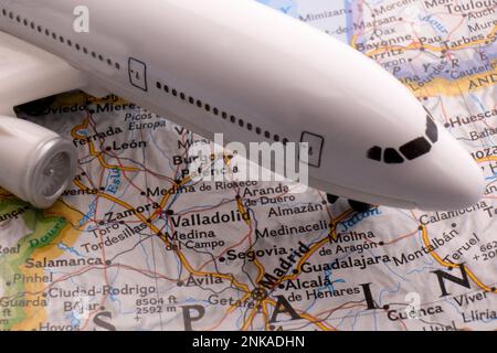 Passagierflugzeug auf einer Karte, das Madrid durch selektive Fokussierung, Hintergrundunschärfe hervorhebt Stockfoto