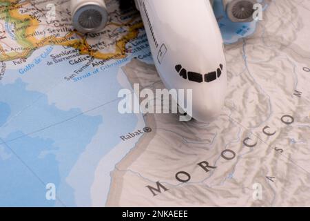 Passagierflugzeug auf einer Karte, das Rabat, Marokko, durch selektiven Fokus, Hintergrundunschärfe hervorhebt Stockfoto