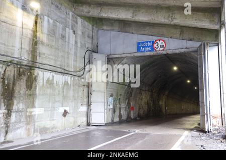 Eingang des Tunnels von Bâlea, zwischen Capra und Bâlea lac, auf der Argeș Transfăgărăşan-Straße (DN7C); der längste (884 m) und höchste Tunnel in Rumänien Stockfoto