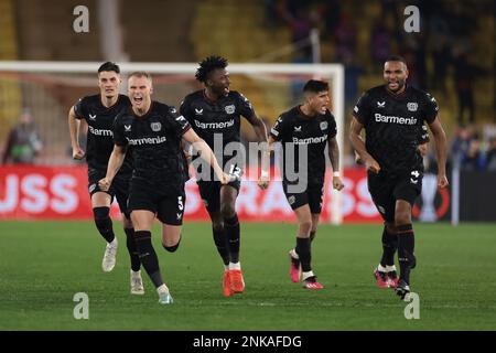 Monaco, Monaco, 23. Februar 2023. Die Spieler von Bayer Leverkusen feiern, nachdem Moussa Diaby von Bayer Leverkusen beim Schießen aus dem Spiel der UEFA Europa League im Stade Louis II., Monaco, den Elfmeter gewann. Der Bildausdruck sollte lauten: Jonathan Moscrop/Sportimage Stockfoto