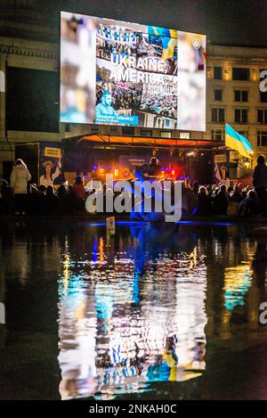 Einheit der Ukraine und Amerikas auf dem United for Ukraine Trafalgar Square Vigil anlässlich des Jahrestages der russischen Invasion der Ukraine, Trafalgar Squar Stockfoto