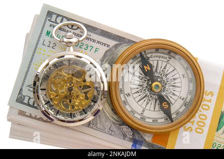 Stapel von 10,000-in-100-Dollar-Scheinen mit Kompass, moderne Taschenuhr auf der Oberseite, weißer Hintergrund, Schneideweg Stockfoto