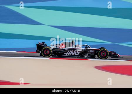 Sakhir, Bahrain, 23. Februar 2023, Nico Hulkenberg aus Deutschland, tritt um die Haas F1 an. Wintertests, die Wintertests der Formel-1-Meisterschaft 2023. Kredit: Michael Potts/Alamy Live News Stockfoto