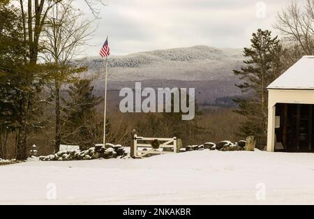 Der bekannte Gipfel im Süden von New Hampshire. Einer der meisterklommen Berge der Welt. Kleiner Friedhof im Hintergrund mit Pferdeställen auf der rechten Seite. Thi Stockfoto