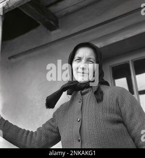 Porträt einer Witwe im Kreis Suceava, Sozialistische Republik Rumänien, ca. 1980. Stockfoto