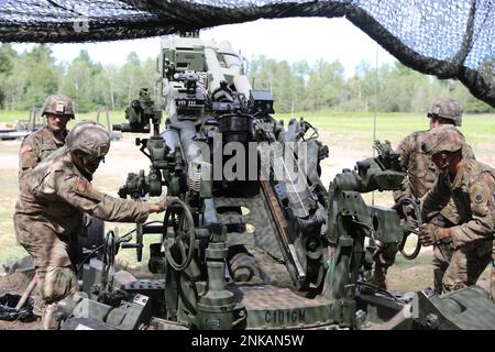 USA Army Cannon Crewmitglieder, die Charlie Battery zugeteilt sind, 1. Bataillon, 134. Artillerie-Regiment, betreiben einen M777 Howitzer während einer Feldübung in Camp Grayling, Michigan, 14. August 2022. C Co. Schloss sich über 2.000 weiteren Soldaten der Nationalgarde Ohio und Michigan in Camp Grayling an, um ihre jährliche Ausbildung, Northern Strike, durchzuführen, um ihre Bereitschaft als effektive und tödliche Kampfeinheit aufrechtzuerhalten. Stockfoto