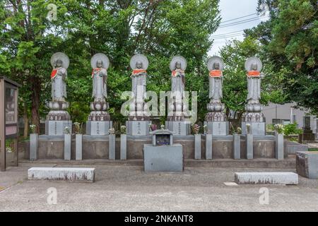 Steinstatuen von Ojizou san, Beschützer der Kinder und Beschützer der Reisenden, Japan. Stockfoto