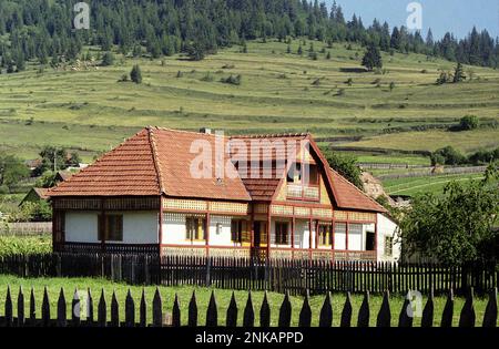 Wunderschönes traditionelles Haus in Suceava County, Rumänien, ca. 2000. Stockfoto