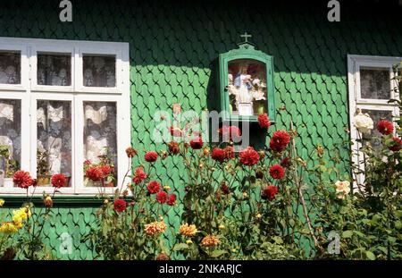 Solonetu Nou, Suceava County, Rumänien, 2001. Kleine Statue der Jungfrau Maria auf der Außenseite eines Hauses in der katholischen polnischen Gemeinde. Stockfoto