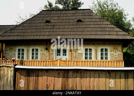 Wunderschönes traditionelles Haus in Solonetu Nou, Suceava County, Rumänien, 2001 Stockfoto