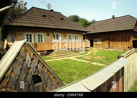 Wunderschönes traditionelles Haus in Solonetu Nou, Suceava County, Rumänien, 2001 Stockfoto