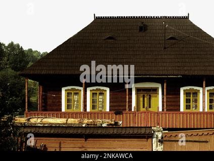 Traditionelles Holzhaus in Solonetu Nou, Suceava County, Rumänien, 2001 Stockfoto