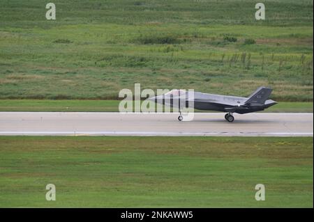 EIN US-AMERIKANISCHER Air Force F-35A Lightning II vom 58. Kampfgeschwader, 33. Kampfflügel, Luftwaffenstützpunkt Eglin, Florida, landet nach einer Trainingsmission während des Trainings Northern Lightning am Volk Field Air National Guard Base, Wisconsin, 12. August 2022. Nomaden mit der 33. FW reisten nach Volk Field, um an der Übung Northern Lightning teilzunehmen, einer gemeinsamen Übung mit Schwerpunkt auf benutzerdefinierten Zielen, die zu maßgeschneiderten, szenariobasierten, umfassenden, hochwertigen Schulungen führte. Stockfoto