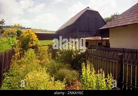 Suceava County, Rumänien, 1998. Eingezäunte Gartenanlage in einem ländlichen Anwesen. Stockfoto