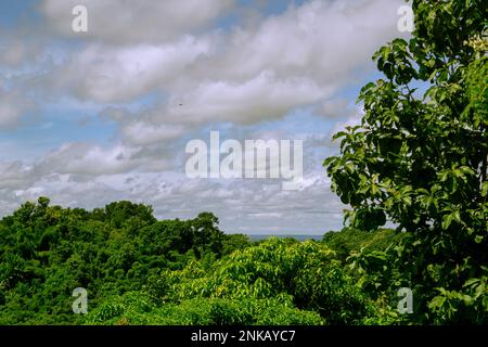 Luftaufnahme der wunderschönen Berglandschaft in den Hügeln von Bandarban, Bangladesch. Zoomhäuser sind in der Ferne sichtbar. Foto von Meghla, B. Stockfoto