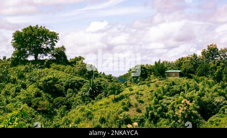 Luftaufnahme der wunderschönen Berglandschaft in den Hügeln von Bandarban, Bangladesch. Zoomhäuser sind in der Ferne sichtbar. Foto von Meghla, B. Stockfoto