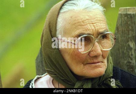 Porträt einer älteren Frau im Kreis Suceava, Rumänien, ca. 2000 Stockfoto