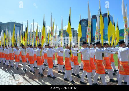 Bandar Seri Begawan, Brunei. 23. Februar 2023. Die Teilnehmer nehmen am 23. Februar 2023 an einer Parade zum Nationalfeiertag von Brunei in Bandar Seri Begawan, der Hauptstadt von Brunei, Teil. Brunei veranstaltete am Donnerstag zur Feier des Nationalfeiertages 39. eine massive Parade und Aufführungen mit etwa 7.000 Teilnehmern in der Hauptstadt. Kredit: Jeffrey Wong/Xinhua/Alamy Live News Stockfoto