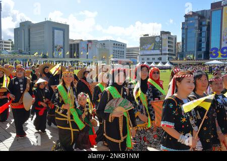 Bandar Seri Begawan, Brunei. 23. Februar 2023. Die Teilnehmer nehmen am 23. Februar 2023 an einer Parade zum Nationalfeiertag von Brunei in Bandar Seri Begawan, der Hauptstadt von Brunei, Teil. Brunei veranstaltete am Donnerstag zur Feier des Nationalfeiertages 39. eine massive Parade und Aufführungen mit etwa 7.000 Teilnehmern in der Hauptstadt. Kredit: Jeffrey Wong/Xinhua/Alamy Live News Stockfoto