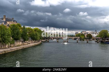 Seine mit Touristenboot und Brücke Pont Neuf vor der Kathedrale Notre Dame auf der Ile De La Cite in Paris, Frankreich Stockfoto