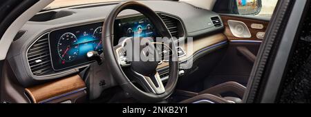 Ruda Slaska, Polen - 01.11.2020: Hütte eines luxuriösen Mercedes GLE mit echtem Holz und Leder und einem riesigen Multimedia-Bildschirm MBUX. Stockfoto
