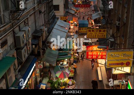 Hong Kongs Graham Street Market (auf der Gage Street) am Abend von oben gesehen. Stockfoto