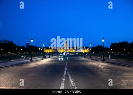 Beleuchteter Kirchenkuppel Von Les Invalides Bei Nacht In Paris, Frankreich Stockfoto