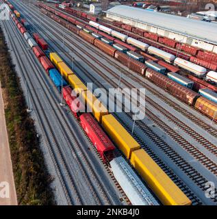 Bahngleise mit Güterwaggons aus der Vogelperspektive Stockfoto