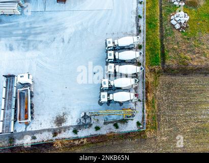 Zementlaster in einer Reihe von oben nach unten geparkt Stockfoto