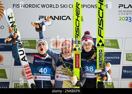 Planica, Slowenien. 23. Februar 2023. Zuerst Katharina Althaus (C) aus Deutschland, dann Eva Pinkelning (L) aus Österreich und drittens Anna Odine Stroem (R) aus Norwegen auf dem Podium für den Skisprungwettbewerb HS102 bei den FIS Nordic Skiing World Championships. Kredit: SOPA Images Limited/Alamy Live News Stockfoto