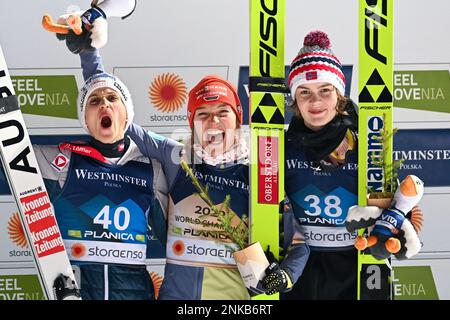 Planica, Slowenien. 23. Februar 2023. Zuerst Katharina Althaus (C) aus Deutschland, dann Eva Pinkelning (L) aus Österreich und drittens Anna Odine Stroem (R) aus Norwegen auf dem Podium für den Skisprungwettbewerb HS102 bei den FIS Nordic Skiing World Championships. Kredit: SOPA Images Limited/Alamy Live News Stockfoto