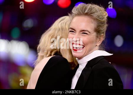 Berlin, Deutschland. 23. Februar 2023. Die Schauspielerinnen Cate Blanchett (l) und Nina Hoss kommen zur Premiere des Films „TAR“ in der Berlinale Special Gala Section der Berlinale. Das Internationale Filmfestival 73. findet vom 16. Bis 26. Februar 2023 in Berlin statt. Kredit: Fabian Sommer/dpa/Alamy Live News Stockfoto