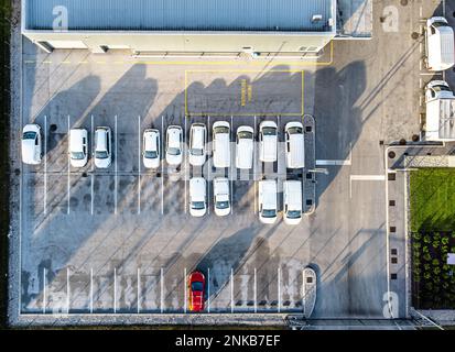 Luftaufnahme von Autos, die auf dem Parkplatz geparkt sind. Direkt darüber Stockfoto