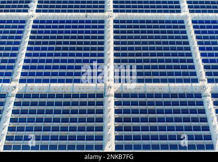 Große Solarpaneelanlage in einem gewerblichen Lagerhaus mit Blick auf den Sonnenuntergang aus der Vogelperspektive Stockfoto