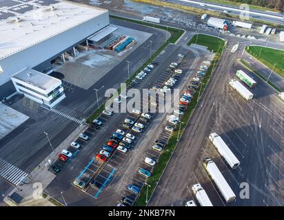 Luftaufnahme eines Fabrik- und Fabrikparkplatzes mit Autos und Lastwagen Stockfoto