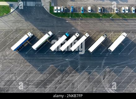 Luftaufnahme der auf dem Parkplatz geparkten Lkws. Direkt darüber Stockfoto