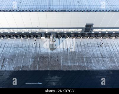 Außenansicht des großen Verteilerlagers mit der Antenne der Laderampe von oben nach unten Stockfoto