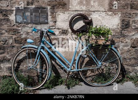 Das Alte Rusty Bicycle Parkt Am Ufer Der Seine In Paris, Frankreich Stockfoto