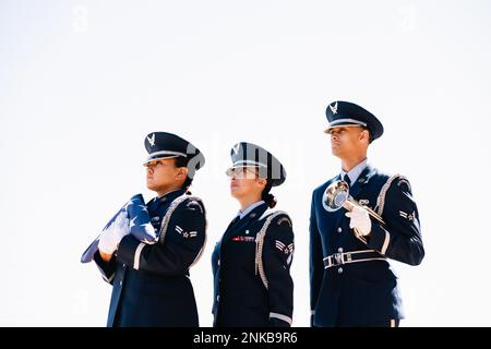 Mitglieder der Travis Air Force Base Honor Guard nehmen am 12. August an der Hispanic Heritage Month Kampagne in Travis AFB, Kalifornien Teil. 2022. Der nationale Monat des hispanischen Kulturerbes findet jährlich von September 15 bis Oktober 15 statt. Der Monat zollt den Generationen hispanischer Amerikaner Tribut, die unsere Nation und Gesellschaft beeinflusst und bereichert haben. (USA Air Force Illustration von Chustine Minoda) Stockfoto