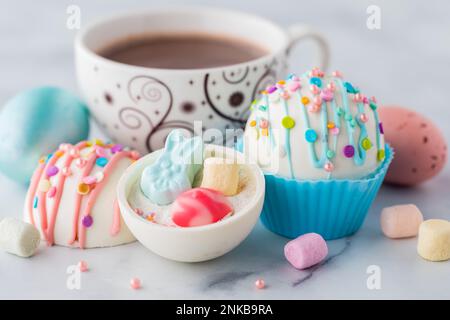 Hausgemachte weiße Kakaobomben für Ostern. Stockfoto