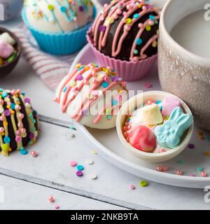 Hausgemachte heiße Kakaobomben zu Ostern mit einer Tasse Milch Stockfoto