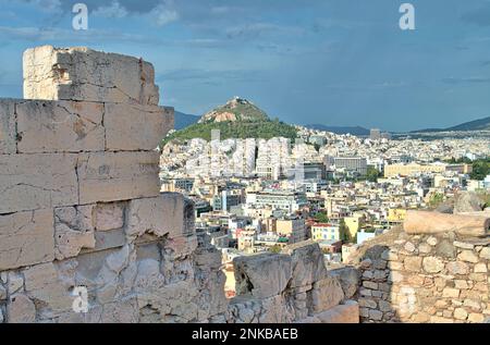 Blick von der Akropolis auf den Berg Lycabettus. Stockfoto