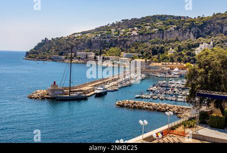 Villefranche-sur-Mer, Frankreich - 5. August 2022: Panoramablick auf Hafen und Jachthafen vor der Küste von Azure Kosten des Mittelmeers in Villefranche-sur- Stockfoto