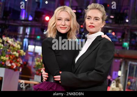 Berlin, Deutschland. 23. Februar 2023. Die Schauspielerinnen Cate Blanchett (l) und Nina Hoss kommen zur Premiere des Films „TAR“ in der Berlinale Special Gala Section der Berlinale. Das Internationale Filmfestival 73. findet vom 16. Bis 26. Februar 2023 in Berlin statt. Kredit: Fabian Sommer/dpa/Alamy Live News Stockfoto