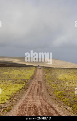 Zwei Mitsubishi Pajero fahren abseits der Straße auf einem riesigen Plateau. Westfjords, Island, 18. August 2021 Stockfoto